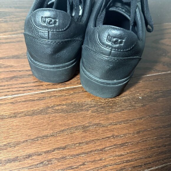 UGG Women Zilo Shoes - Picture 2 of 5